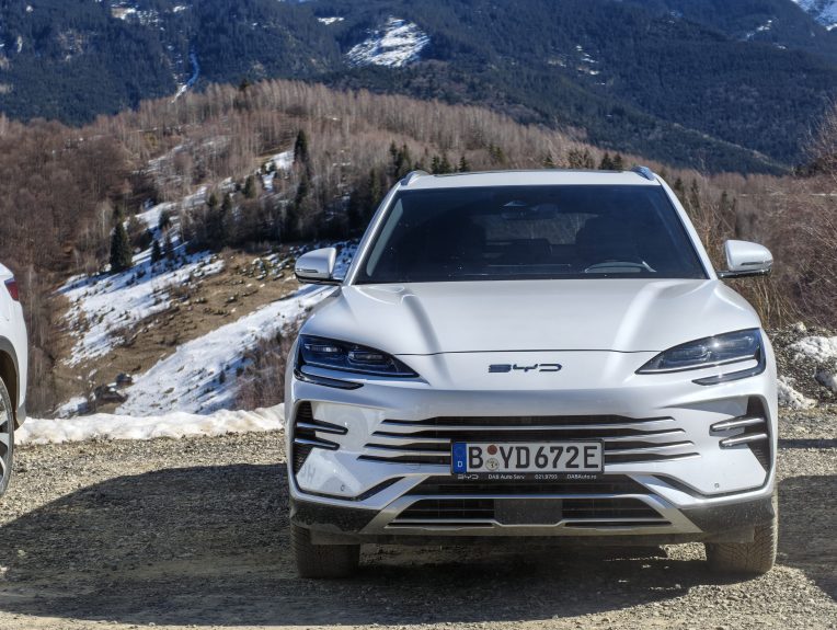 Explozie pe piața mașinilor electrice din România: creștere de 93% într-o singură lună. Cine domină topul în 2026