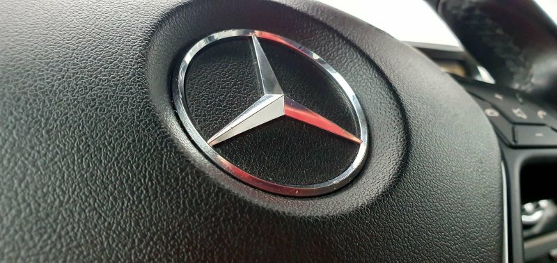 Mercedes face un pas înapoi: readuce butoanele, dar nu renunță la ecranele uriașe din mașini