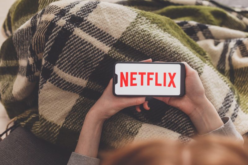 Ce vezi pe Netflix în mai 2026: serialele și filmele care te vor ține lipit de ecran