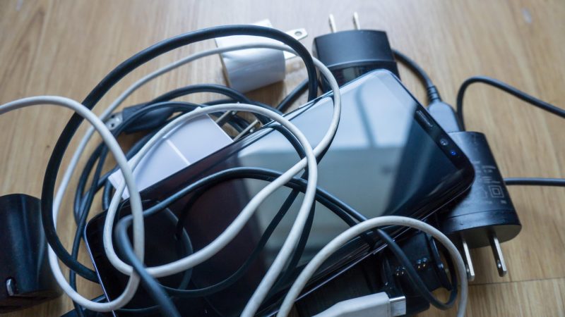 Obiceiurile tale îți distrug cablurile de încărcare: greșelile pe care le faci zilnic fără să-ți dai seama