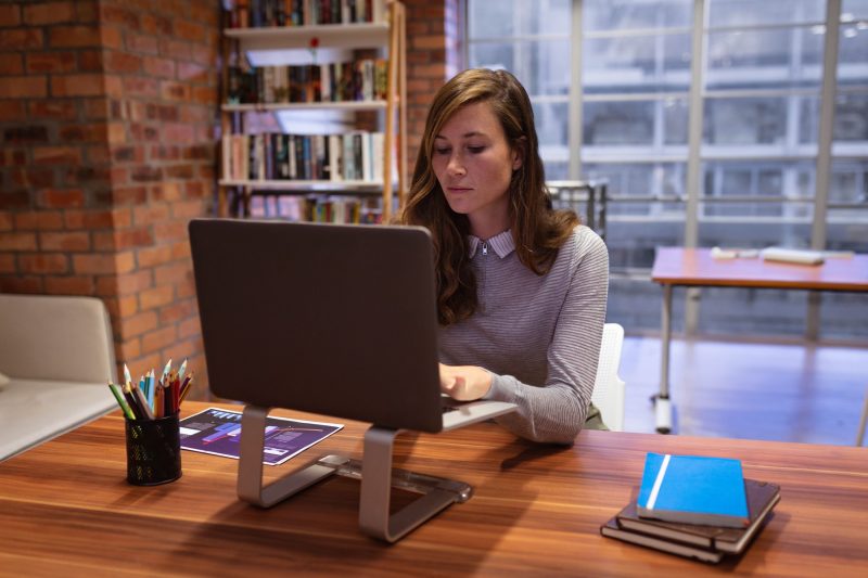 Desktop aglomerat? Funcția ascunsă din Windows, macOS și Linux care îți organizează instant tot