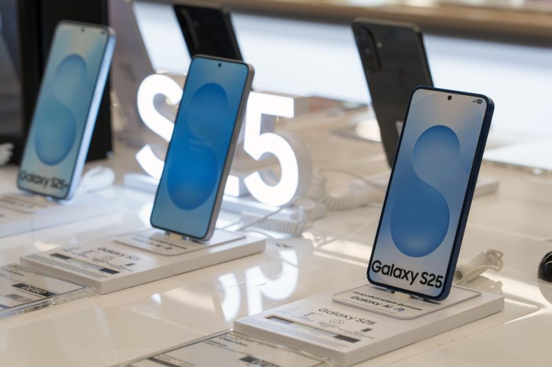 Galaxy S25 vine cu risc de incendiu, iar problema pleacă de la blițul puternic. Cazul devenit viral pe TikTok