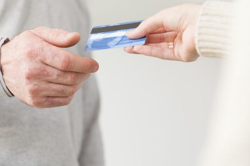 Când intră pensiile pe card în mai 2026: ziua în care ajunge și poștașul la ușă