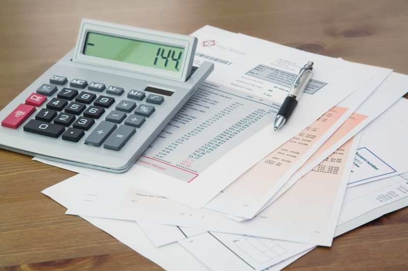 Ce înseamnă plafonarea dobânzilor la credite pentru români. Ce prevede exact noul proiect de lege