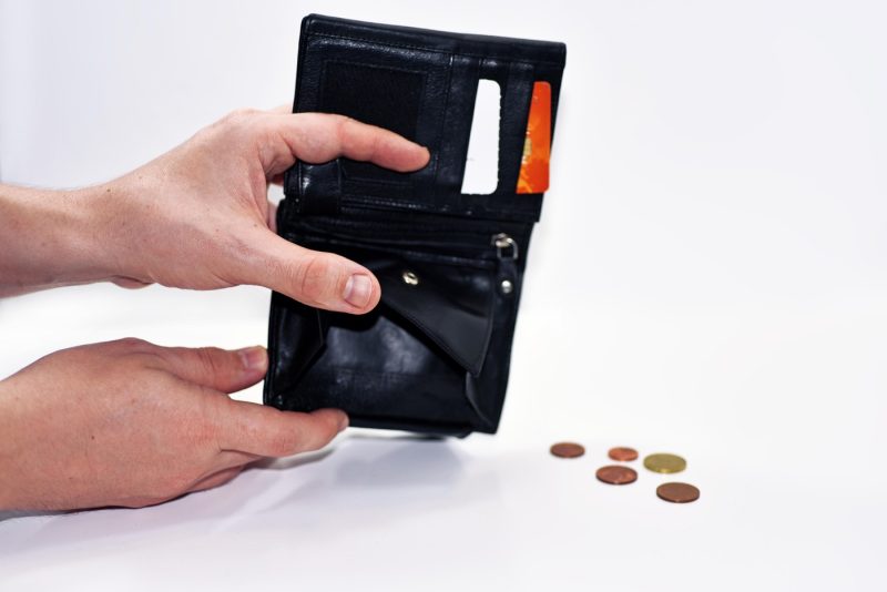 Ce cheltuieli taie românii pentru a face față scumpirilor. Mulți se plâng că au ajuns la limită: „Nu mai am la ce renunța”