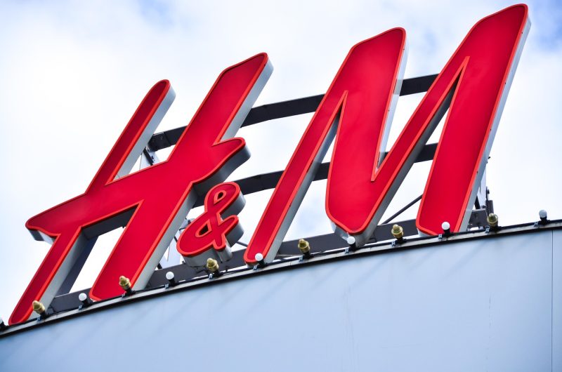 H&M închide peste 150 de magazine în 2026. Ce se întâmplă cu angajații companiei