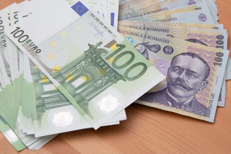 Euro trece pragul de 5,1 lei din cauza crizei politice. Alte efecte economice asupra cetățenilor