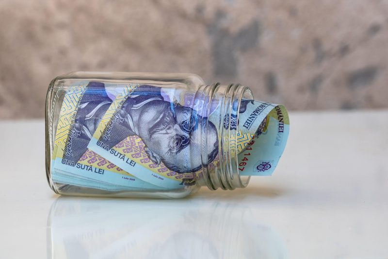 E bine să ții bani la saltea în vreme de criză? Ce spun specialiștii în finanțe despre cash