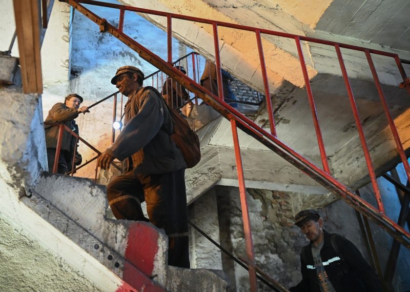 De ce se închid minele de huilă de pe Valea Jiului. Efecte financiare asupra muncitorilor şi a cetăţenilor din zonă