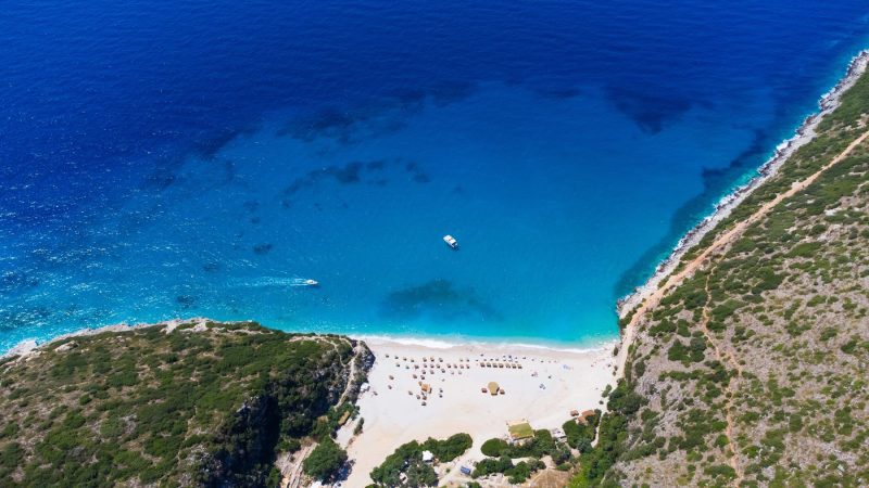 Cele mai frumoase plaje din Albania. Românii iau cu asalt riviera albaneză, prețurile sunt mai mici decât în Grecia