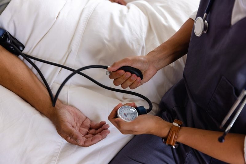 Gărzile medicilor la domiciliu în 2026. Cât se plătesc şi ce nu se ia în calcul la suma finală