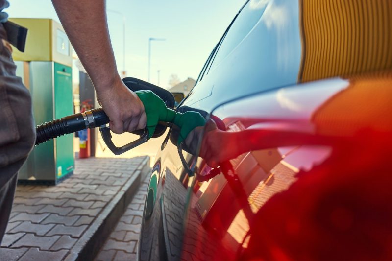 De ce s-au ieftinit benzina și motorina. Cât va dura scăderea şi ce urmează. Preţurile de azi la pompă