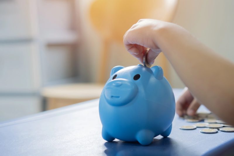 Propunere: Alocația fixă ar putea scădea la 100 de lei. Cine sunt elevii care vor primi, în schimb, 350 de lei pe lună