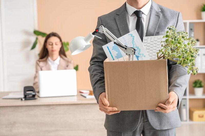 Când primești salarii compensatorii la concediere. Ce spune legea și cine are dreptul la bani în plus