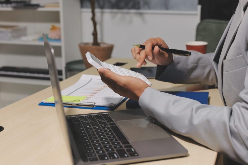 Noua grilă de salarizare a bugetarilor. De ce unii angajați vor rămâne pe loc ani la rând