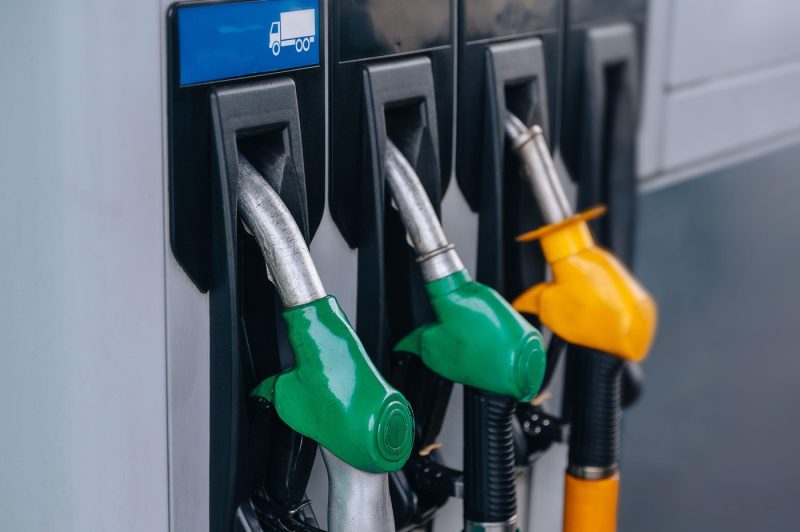 Criză de carburant în benzinării: transportatorii stau la cozi uriașe pentru a lua combustibil de la rafinăria din Năvodari. Prețurile la motorină și benzină au crescut din nou