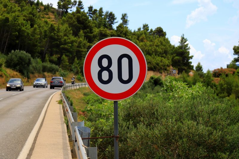 Viteza maximă de 80 de km/h și cantitate limitată de combustibil, printre măsurile luate în calcul de statele europene pentru a combate criza carburanților