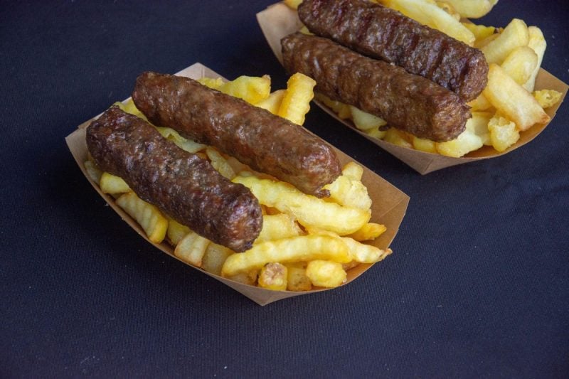 De ce mâncăm mici de 1 Mai: Cât costă în 2026 acest preparat tradițional în cele mai cunoscute locuri din București