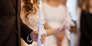 Cât dau naşii la nuntă în 2026 în funcţie de eveniment. Românii au răspuns sincer: „Nu aş pune mai mult”