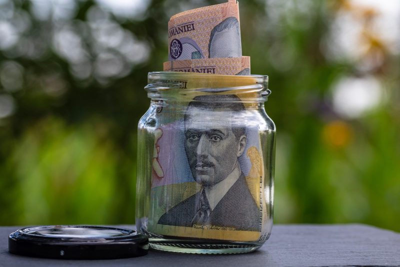 Cum să economisești bani chiar dacă ai venituri mici. Strategii simple pentru românii cu salarii medii sau minime