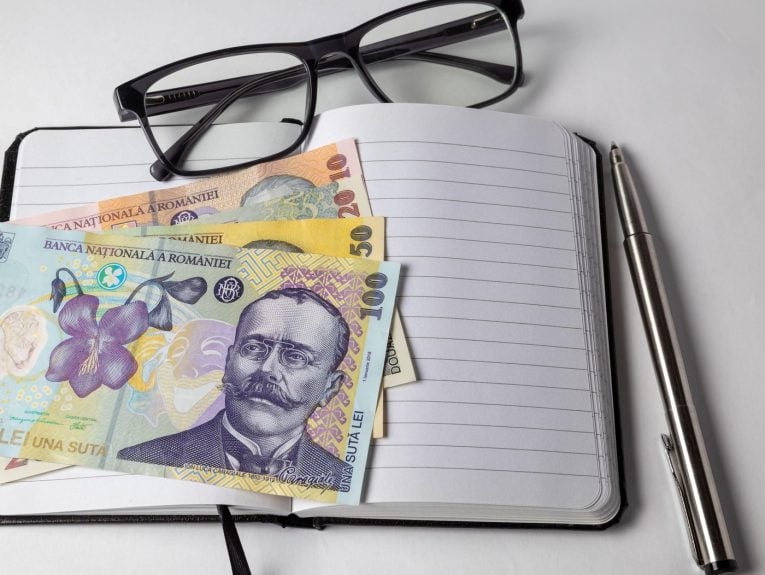 Legea care interzice cumulul pensie-salariu la stat, explicată. Regula de 85%: cine este afectat și care sunt excepțiile în 2026