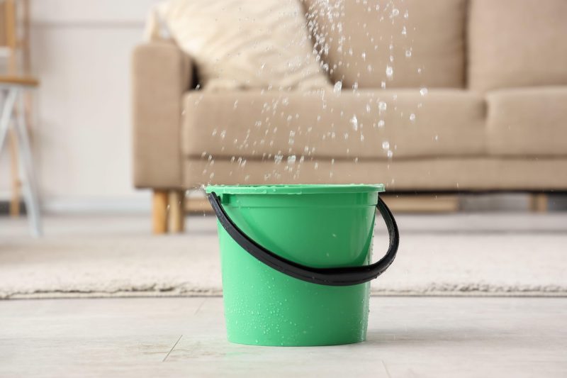 Cine plătește când ești inundat de vecinul de sus. Mulți români care stau la bloc nu cunosc legea