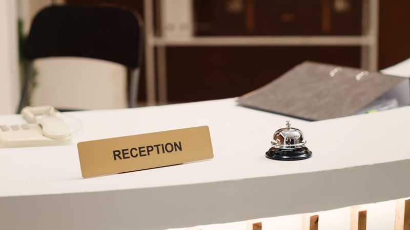 Turist amendat pentru apă cumpărată din magazin? Ce pot și ce nu pot impune pensiunile din România. Când sunt legale „amenzile”