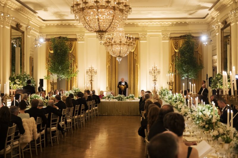 Dineul de stat de la Casa Albă, eveniment cu miză economică majoră. Regele Charles, Regina Camilla, Melania și Donald Trump, printre miliardari și afaceriști. Monarhul englez nu a ciocnit cu șampanie