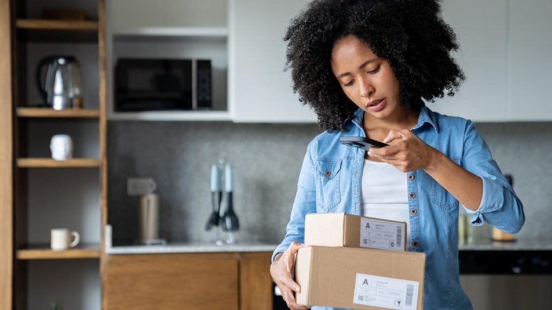 Nu scana codul QR de pe colet: noua țeapă care îți poate infecta telefonul în câteva secunde