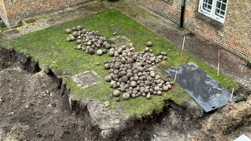 Comoară de război sub viitoarea primărie: sute de ghiulele medievale au fost descoperite în Belgia