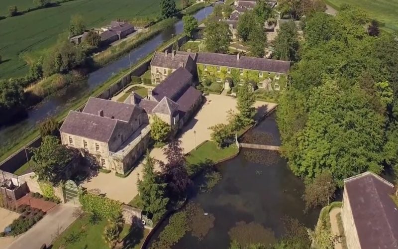Un sat întreg din Europa, scos la vânzare. Are hotel cu spa, restaurante, bar și biserică, însă nimeni nu locuiește aici