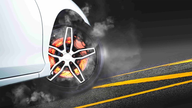 Fum albastru doar după frână de motor: ce spune asta despre uzură și pe unde intră uleiul