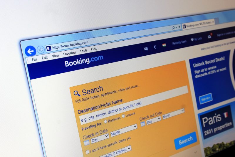 Booking.com ți-ar putea împinge cazări mai scumpe cu comisioane mai mare. Practica, subiect de investigații în Europa