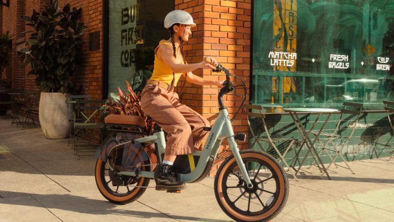Segway intră tare peste scutere și biciclete clasice: noul cargo e-bike compact pare făcut pentru orașele unde mașina a devenit povară