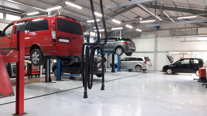 Turație care rămâne sus între schimbările de treaptă: normal la unele modele sau semn de problemă