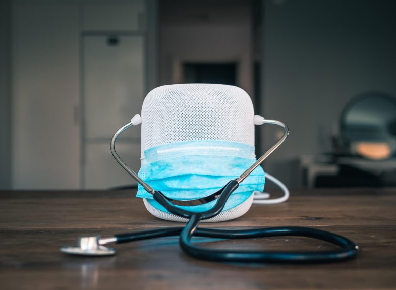 Din ce în ce mai mulți oameni întreabă inteligența artificială despre sănătate, spitalele se conformează și răspund cu chatboți: soluție sau risc?