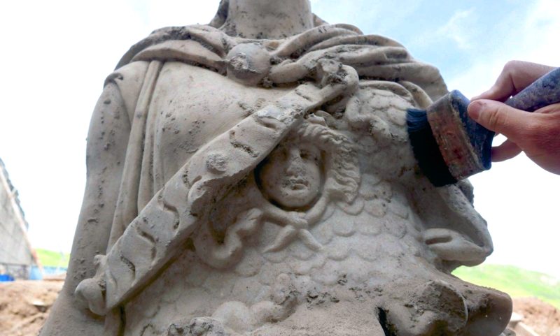 Descoperire spectaculoasă: o statuie de 2 metri a zeiței Atena a fost găsită într-un teatru antic din Turcia