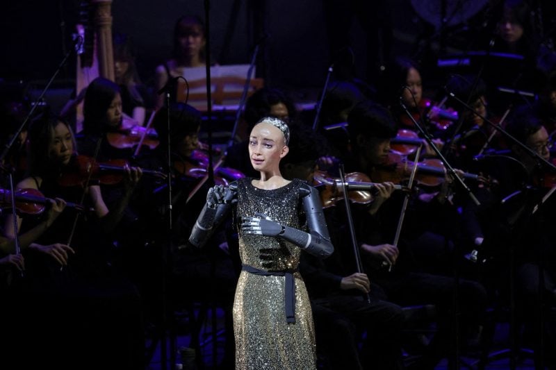 VIDEO: Un robot umanoid a urcat pe scenă alături de o orchestră clasică. Sophia vrea să înțeleagă „experiența umană” a artei