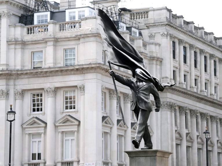 FOTO+VIDEO: O statuie cu un bărbat căruia îi flutură steagul în față a apărut peste noapte în centrul Londrei. Mesajul lucrării Banksy