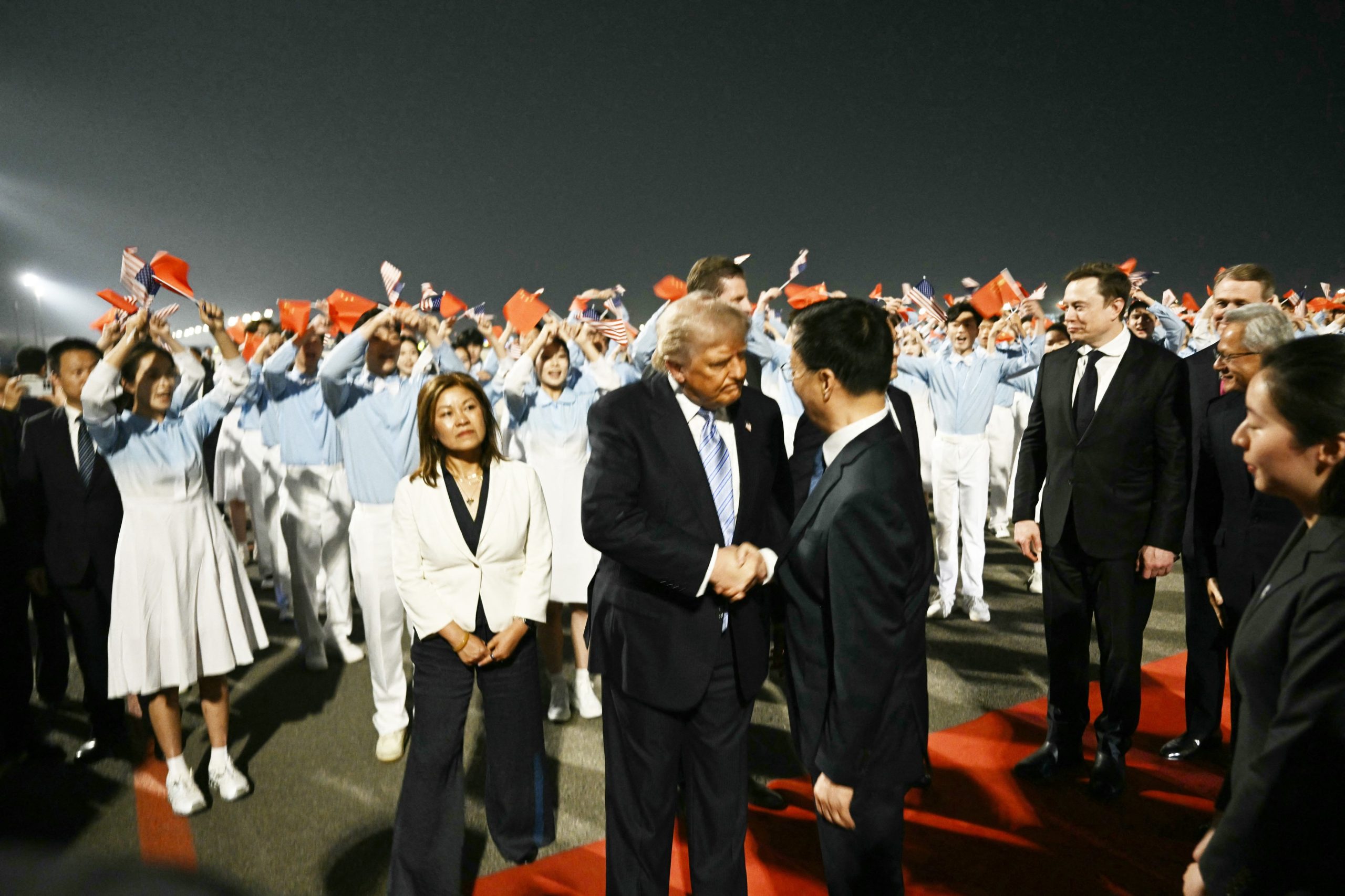 Elon Musk, Tim Cook și Jensen Huang merg cu Donald Trump la Beijing. Ce ...