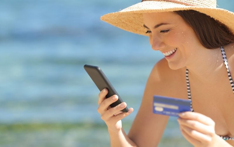 Cum să îți protejezi telefonul și banii în vacanță: așa nu rămâi „cu mâna goală”