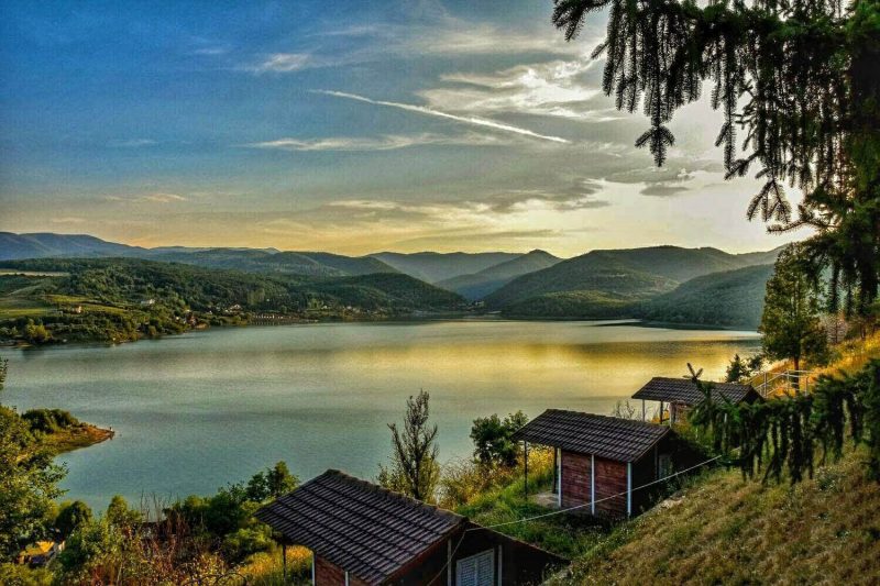 „Litoralul de la munte” renaște după ani de izolare. Drumurile noi aduc valuri de turiști la Lacul Cinciș