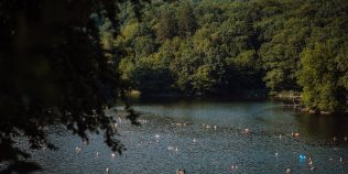 Lacul din România care se încălzește singur. Fenomenul rar atrage turiști din toată lumea