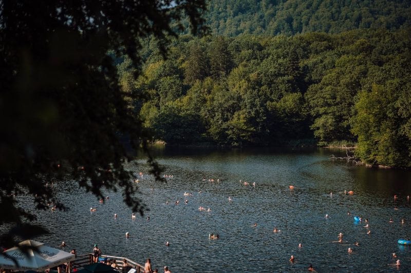 Lacul din România care se încălzește singur. Fenomenul rar atrage turiști din toată lumea