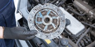 Ambreiaj care începe să vibreze la plecare după ce se încinge: volantă, disc sau suporturi, cum îl citești corect
