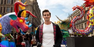 Antoni Porowski pornește într-o aventură spectaculoasă pe National Geographic. Orașele celebre pe care le descoperă dincolo de traseele turistice