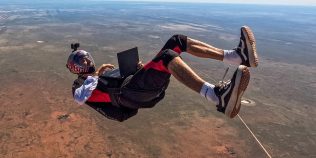 ASUS ProArt și Red Bull duc creația la extrem: laptopul care transformă aventurile aeriene în povești spectaculoase