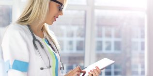Adio telefoane și cozi la programări. Pacienții vor putea ajunge la medic printr-o platformă online națională