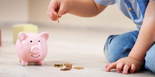 Alocații iulie 2026. Data la care intră banii pe card și când ajung prin poștă