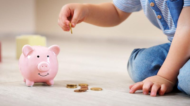Alocații iulie 2026. Data la care intră banii pe card și când ajung prin poștă